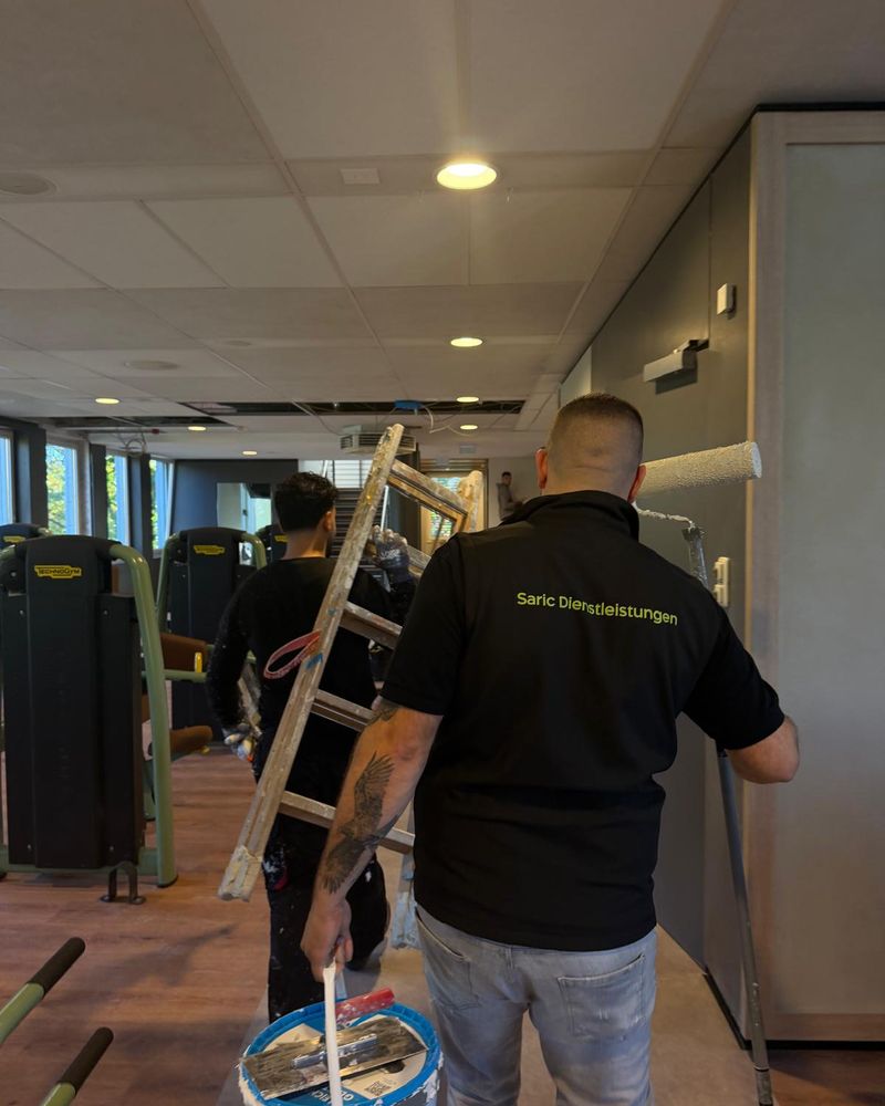 Saric-Team beim Streichen in einem Fitnessstudio in Hamburg